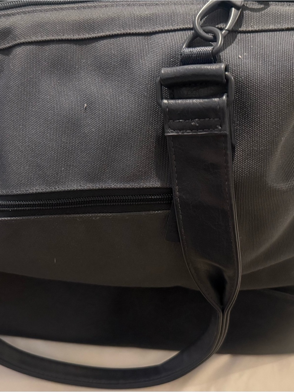 Beis the mini weekender in navy - Picture 9 of 10